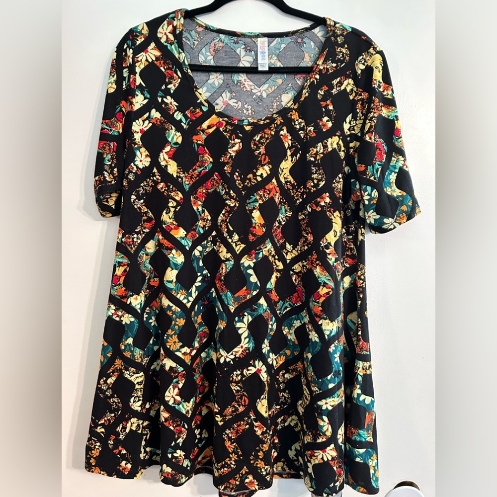 LuLaRoe Perfect Tee swing tee black floral size Large